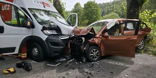 Das Auto prallte nach dem Zusammenstoß rückwärts gegen einen Baum.